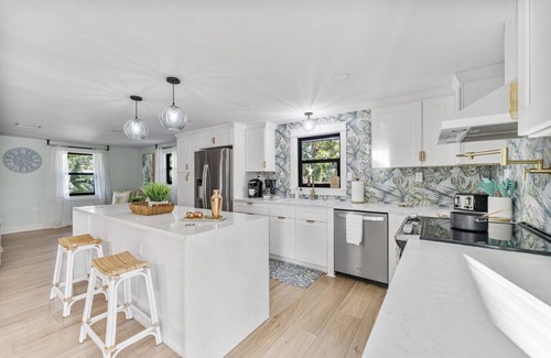 Palma Sola House | 10 min to AMI | 15 min to IMG | Heated Pool