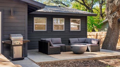 Walnut Forest House | 10 Min to Downtown - Modern 4BR Oasis - Yard Games