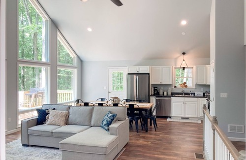 Nesquehoning Cabin | 10 min to Jim Thorpe -Private, new cabin with pond 4 Bedroom, 3 bath, sleeps 10