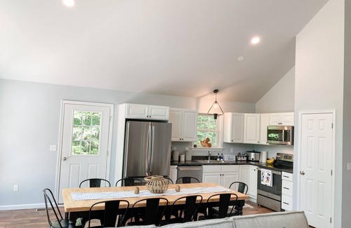 Nesquehoning Cabin | 10 min to Jim Thorpe -Private, new cabin with pond 4 Bedroom, 3 bath, sleeps 10