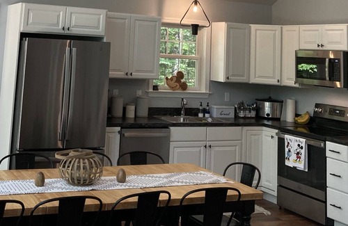 Nesquehoning Cabin | 10 min to Jim Thorpe -Private, new cabin with pond 4 Bedroom, 3 bath, sleeps 10