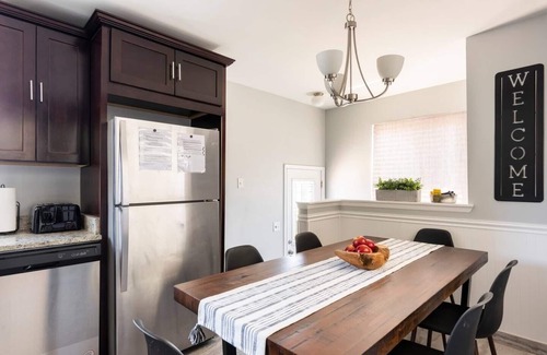Warren House | 10 mins away from Downtown Detroit Cozy Bespoke Home 6BDs Washer Dryer Smart TV
