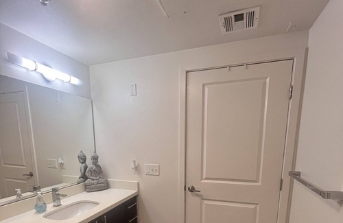 Glendale Apartment | 10 mins from DTLA! 1 BR condo with beautiful mountain view