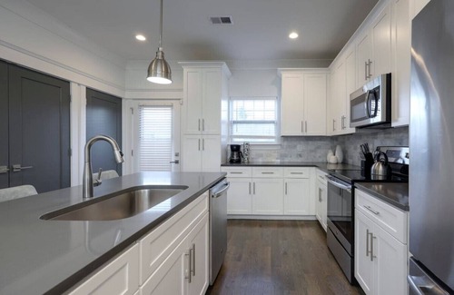 Charlotte Park House | 10 Mins To Broadway - West Side Charmer