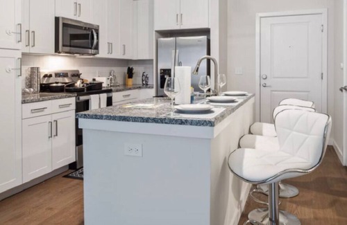 Southbank Apartment | 10 mins to Jaguar Football Stadium!1-BR Oasis w/Poolside Serenity