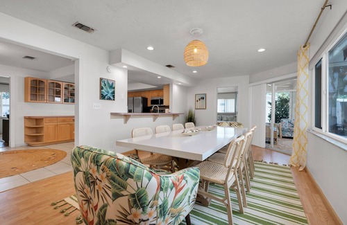 Greater Pinellas Point House | 10 minutes to beach & downtown, hot tub, quiet neighborhood!