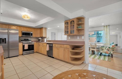 Greater Pinellas Point House | 10 minutes to beach & downtown, hot tub, quiet neighborhood!