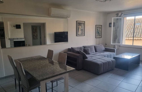 Villelaure Apartment | 100 m2 air-conditioned apartment at the foot of the Luberon, 30 km from Aix-en-Provence