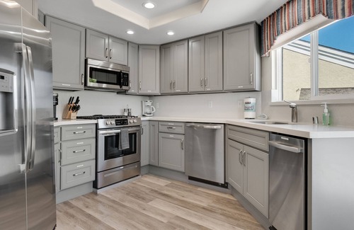 Discovery Bay House | 100% remodeled in 2020-Large deck w/jacuzzi, paddle boards, & ping pong table!
