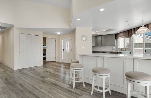 Discovery Bay House | 100% remodeled in 2020-Large deck w/jacuzzi, paddle boards, & ping pong table!