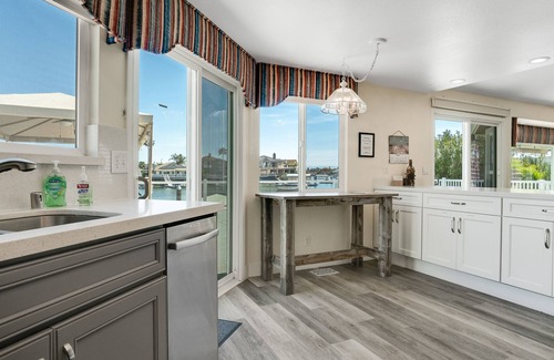 Discovery Bay House | 100% remodeled in 2020-Large deck w/jacuzzi, paddle boards, & ping pong table!