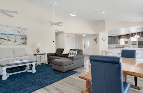 Discovery Bay House | 100% remodeled in 2020-Large deck w/jacuzzi, paddle boards, & ping pong table!