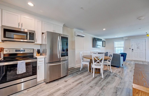 Surf City Apartment | 1006 Queen Suite, 1st Floor Cove