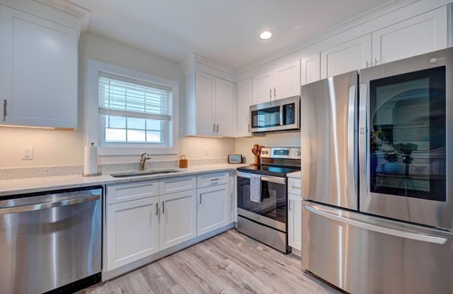 Surf City Apartment | 1006 Queen Suite, 1st Floor Cove