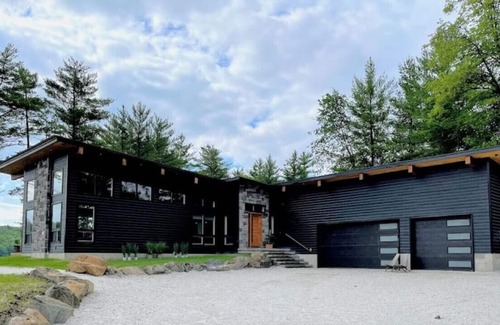 Horton Cottage | 103c carriage · Canoe Landing: Luxury Waterfront Retreat, Hot Tub