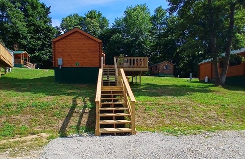 Logan Cabin | 106) Hummingbird Log Cabin. Close to Hocking Hills State Park and more!