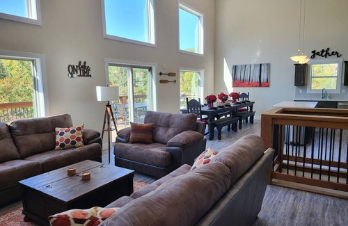 Forsyth House | 10min-BransonLanding,Pri-HotTub,Pool,GamesPoolTabl