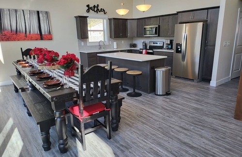 Forsyth House | 10min-BransonLanding,Pri-HotTub,Pool,GamesPoolTabl
