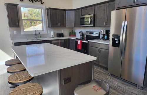 Forsyth House | 10min-BransonLanding,Pri-HotTub,Pool,GamesPoolTabl