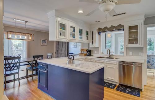 Isle of Palms House | 11 43rd Avenue by AvantStay Pool Close to Beach