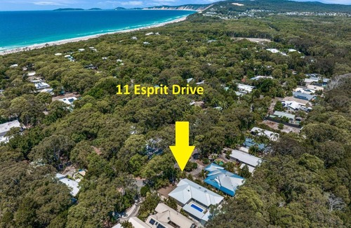 Rainbow Beach House | 11 Esprit Drive - Rainbow Shores. Swimming Pool - Wifi - Walk to beach