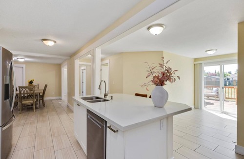 Clackamas House | 11 Guest Spacious 6-bedroom house in wonderful Clackamas with AC, WiFi