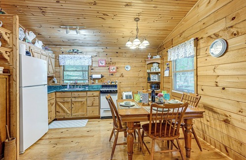 Franklin Cabin | 11 Mi to Dtwn: Franklin Cabin w/Porch!