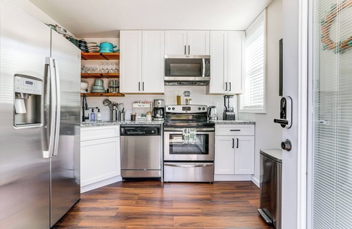 Marietta Apartment | 11 Mi to Marietta Square: Modern Apt w/Yard!
