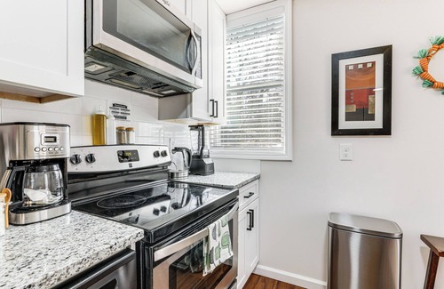 Marietta Apartment | 11 Mi to Marietta Square: Modern Apt w/Yard!