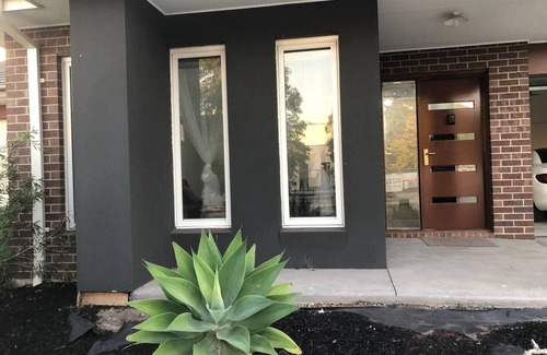 Pakenham House | 11 Serenity Home 4-bedroom house with WiFi and AC in delightful Pakenham