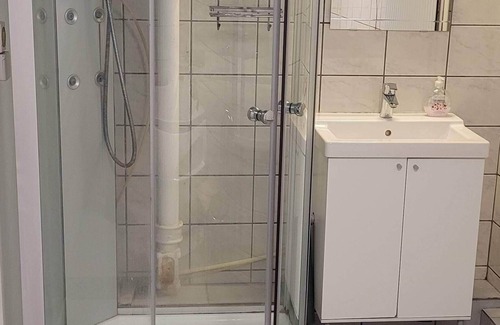 Soder Apartment | 110m2, 2 BR basement Apt w/Jacuzzi, Table tennis