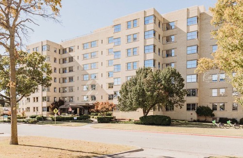 Bartlesville Apartment | 111 · Blue Velvet (if you please) 111 - Hotel Phillips