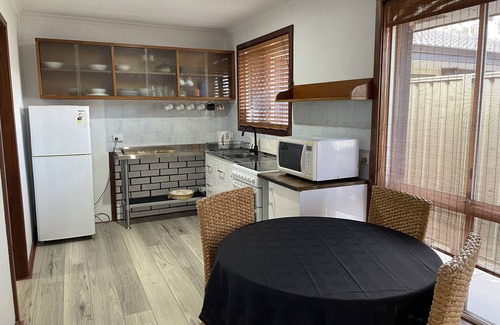 Mandurah House | 12 singles or 8 couples & children/4 queens/4 doubles/5 singles beds