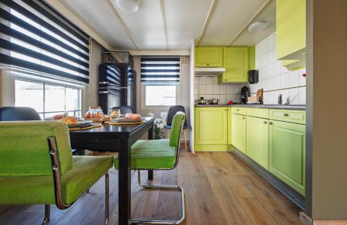 Oisterwijk Ski Chalet | 13, Artist-Designed with AC, Parking & Fully Fenced!