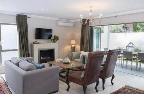 Stellenbosch Central Villa | 13 La Gratitude Luxury Apartment-with backup power for loadshedding