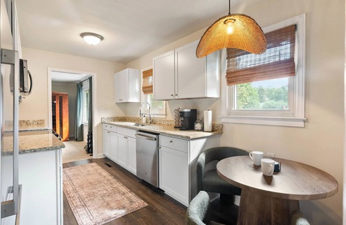 Wade Hampton House | 15 min to GVL - Hot Tub - Sauna - Games - Firepit - EV Charger - Workout Area
