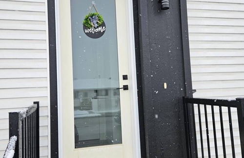Southeast Calgary Apartment | 15 mins to Downtown Calgary and 2 mins drive to amenities.