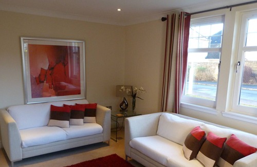 Duloch Apartment | 15 mins to Edinburgh, private parking, 45 golf courses and excellent transport.