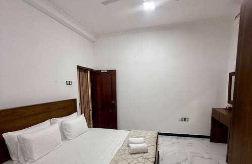 Hendala Apartment | 15 minutes to Port City and Galle Face Greens!