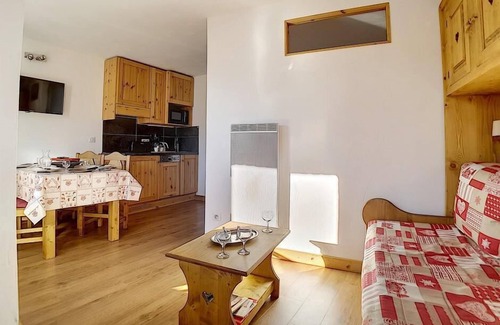 Reberty Apartment | 150m from resort center, 6th floor, view mountain/ski slopes, ski locker, 28m², Les Menuires
