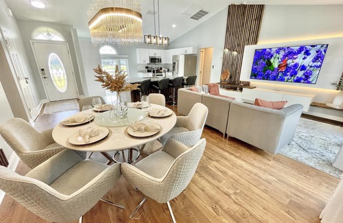 Briargrove House | 157 - SPACIOUS, BEAUTIFUL, ELEGANT, NEW DECOR, WORK SPACE, EASY ACCESS TO PARKS