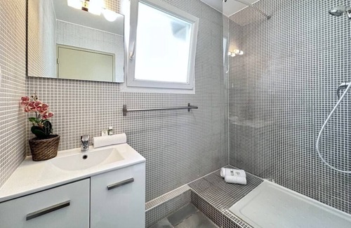 Amerique Apartment | 1575C: Rare balcony in Paris Olympic Games 2024