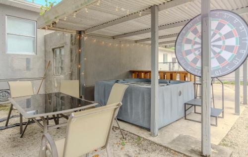 East Little Havana Apartment | 16 PPL - 5 min to Brickell - Bars - Nightlife - King Bed - Hot Tub