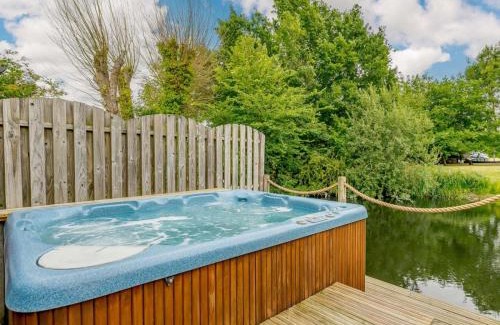Diss House | 16th Century Cartlodge with private hot tub