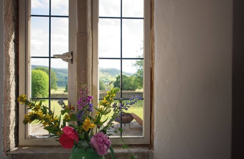 Hope Valley House | 16th Century Family Friendly Home in Peak District