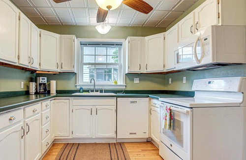 Ontonagon Cottage | 17 Mi to Porkies: Getaway Steps to Beach & Main St