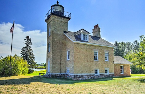 Ontonagon Cottage | 17 Mi to Porkies: Getaway Steps to Beach & Main St