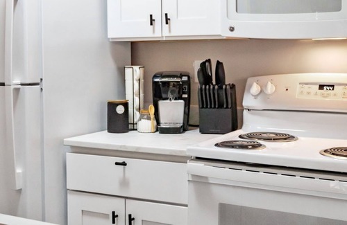 Fairview House | 17 minutes from pdx, large fenced yard, driveway parking.