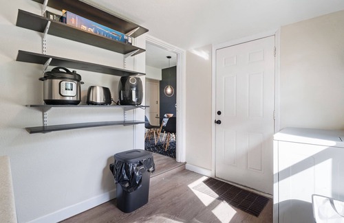 Fairview House | 17 minutes from pdx, large fenced yard, driveway parking.
