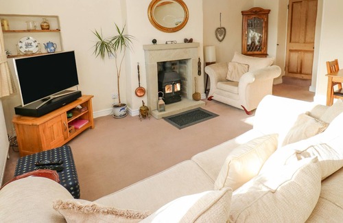Stanbury Cottage | 17 MOORSIDE, romantic, character holiday cottage in Haworth